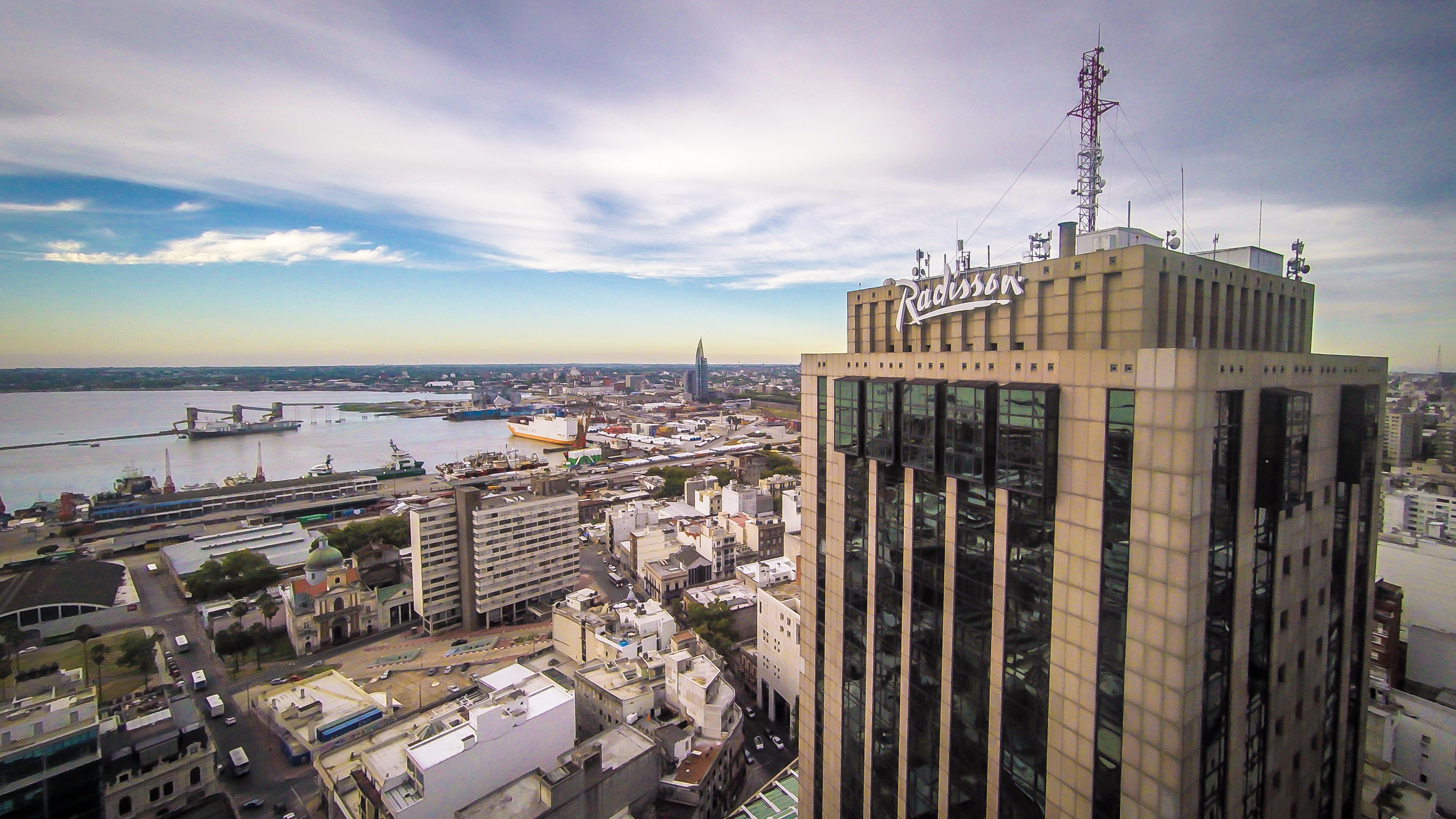 Radisson Montevideo Victoria Plaza Hotel Exteriér fotografie The building's top floors, with the East River in the background
