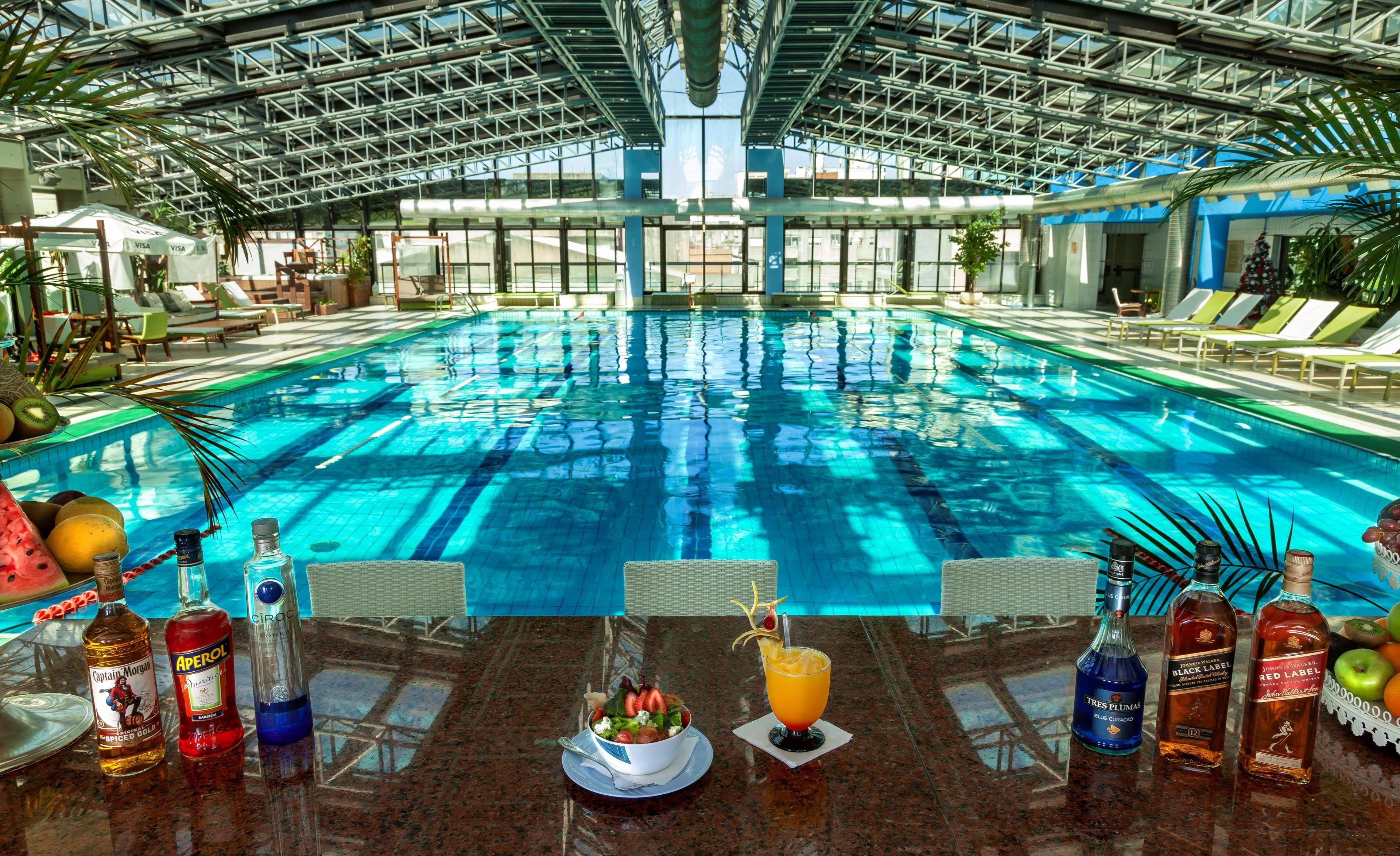 Radisson Montevideo Victoria Plaza Hotel Exteriér fotografie The swimming pool at the hotel