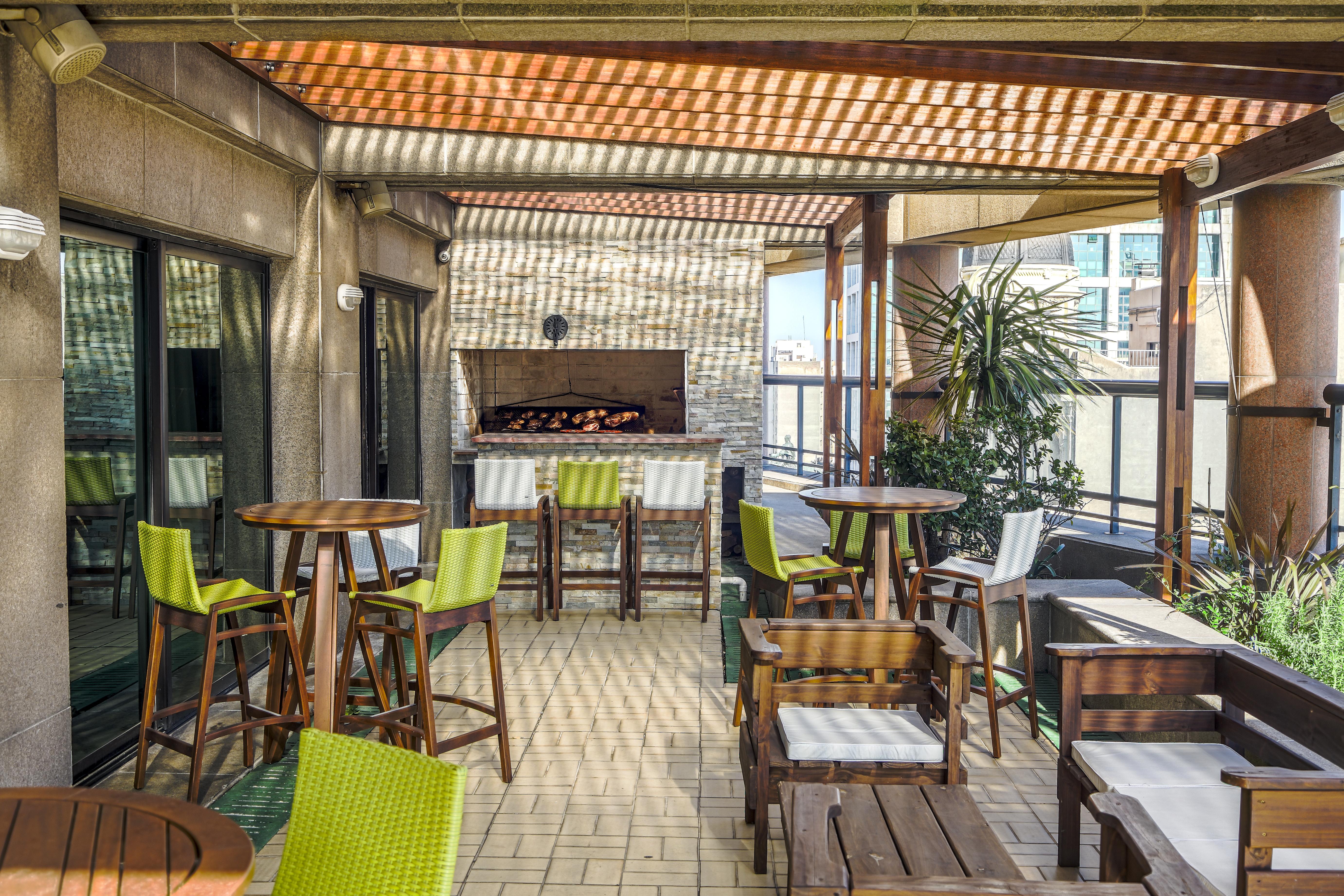 Radisson Montevideo Victoria Plaza Hotel Exteriér fotografie The rooftop bar at the hotel