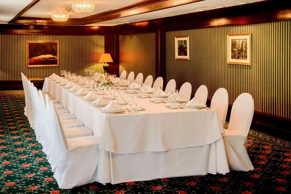 Radisson Montevideo Victoria Plaza Hotel Zařízení fotografie A table set for a formal dinner