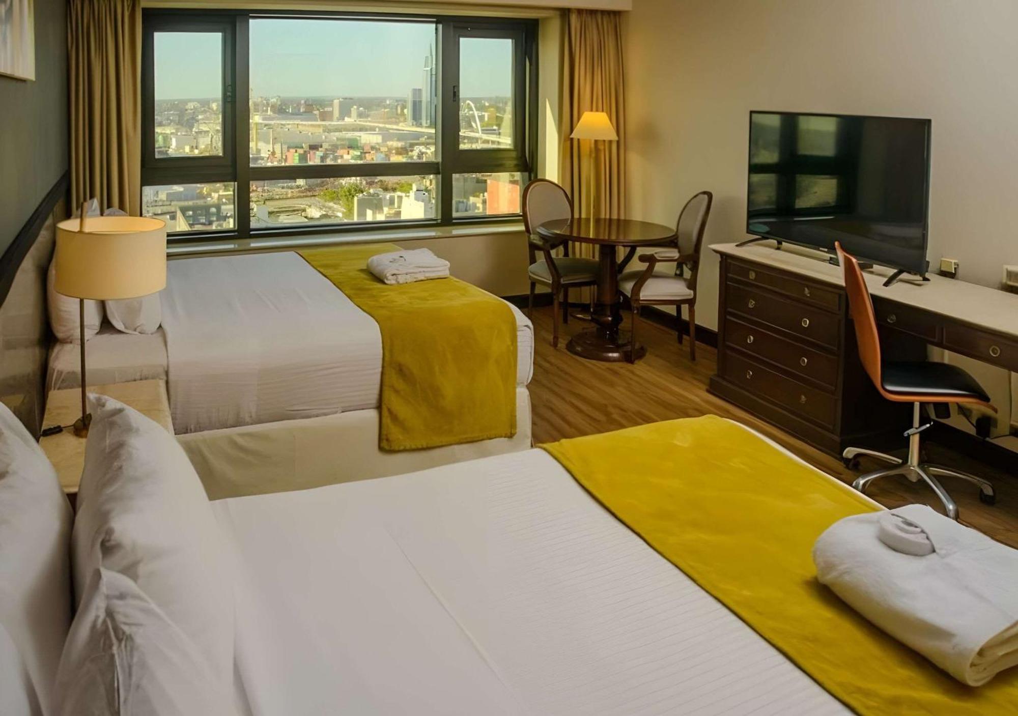 Radisson Montevideo Victoria Plaza Hotel Exteriér fotografie A room at the hotel