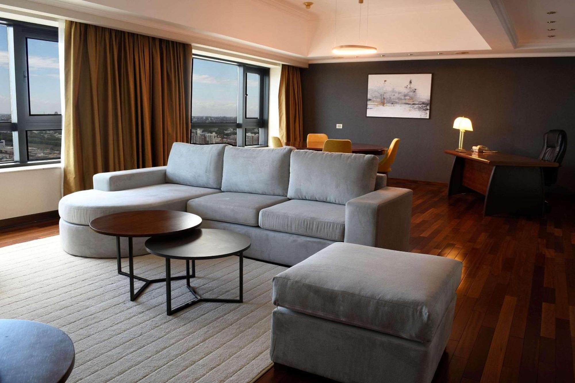 Radisson Montevideo Victoria Plaza Hotel Exteriér fotografie A suite at the hotel