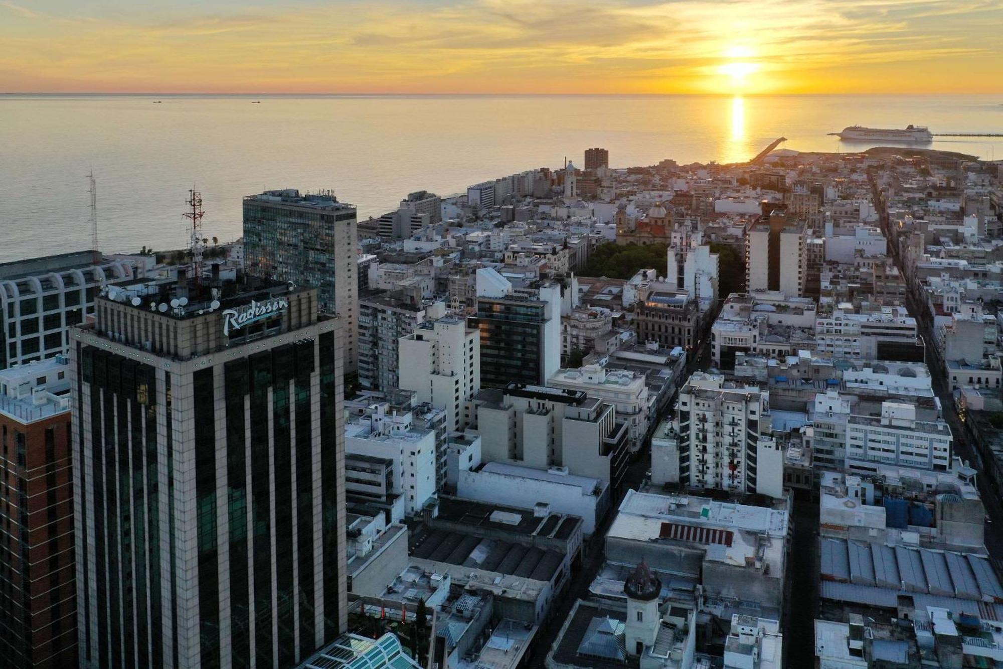 Radisson Montevideo Victoria Plaza Hotel Exteriér fotografie Sunset over Haifa
