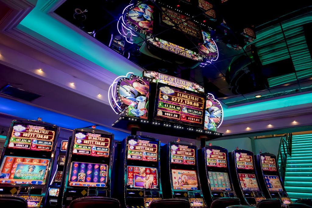Radisson Montevideo Victoria Plaza Hotel Exteriér fotografie A row of slot machines