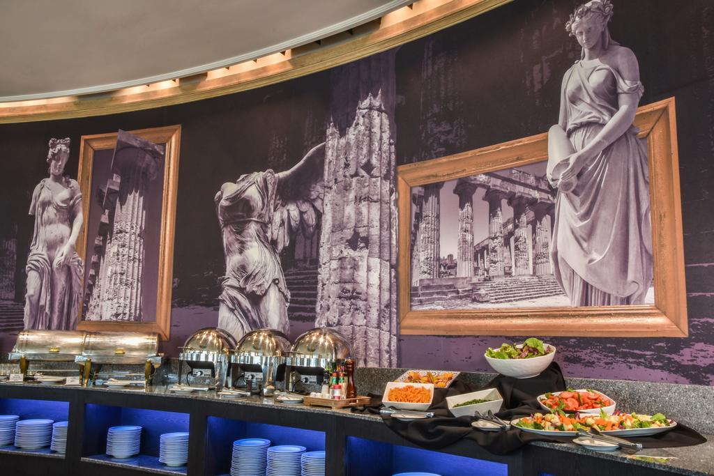 Radisson Montevideo Victoria Plaza Hotel Exteriér fotografie The buffet at the restaurant