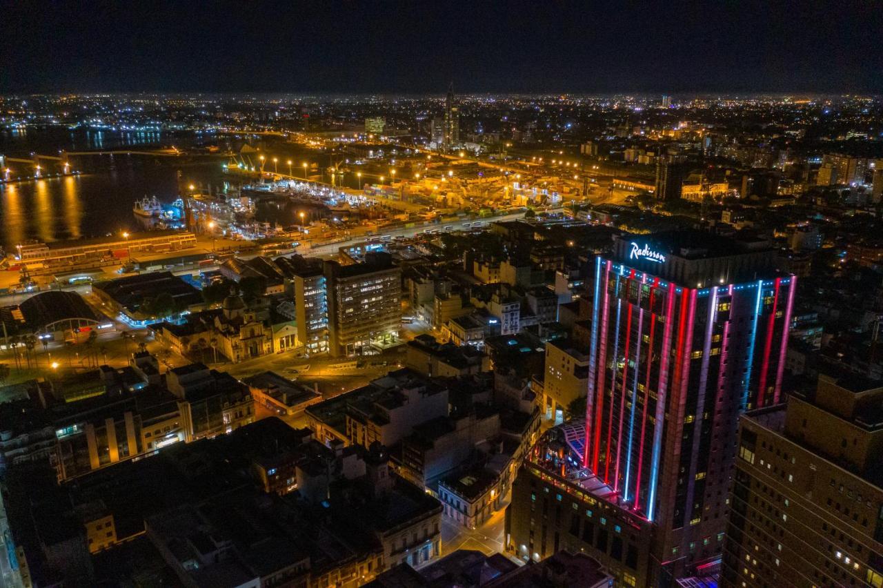 Radisson Montevideo Victoria Plaza Hotel Exteriér fotografie Aerial view of the hotel at night