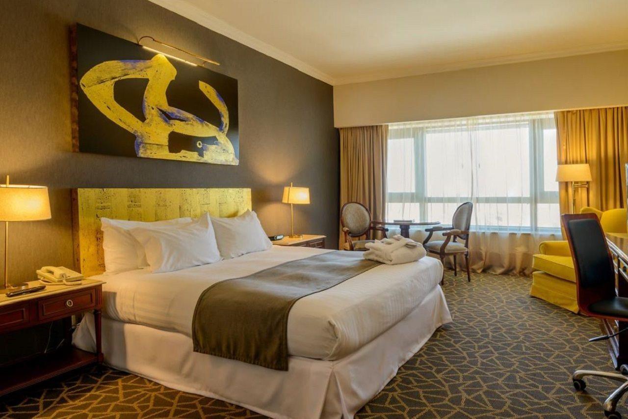 Radisson Montevideo Victoria Plaza Hotel Exteriér fotografie A room at the hotel